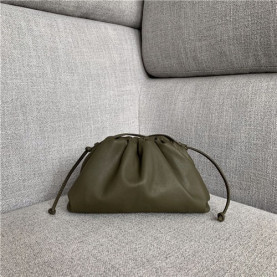 BOTTEGA VENETA 보테가베네타 버터카프 파우치백 미듐 585852