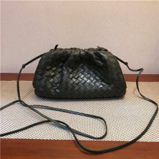 BOTTEGA VENETA 보테가베네타 버터카프 더 파우치백 BV2300