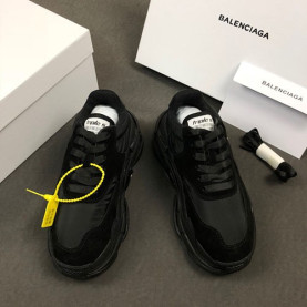 BALENCIAGA 발렌시아가 트리플S 남여공용 스니커즈 A717638380