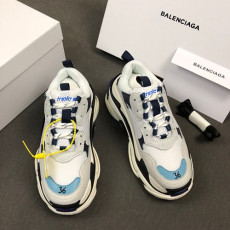 BALENCIAGA 발렌시아가 트리플S 남여공용 스니커즈 A717638360