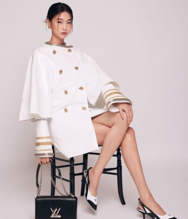 [배우 정호연] LOUIS VUITTON 루이비통 트위스트 MM M21110