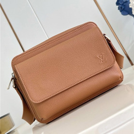 LOUIS VUITTON 루이비통 보딩 메신저백 M25981